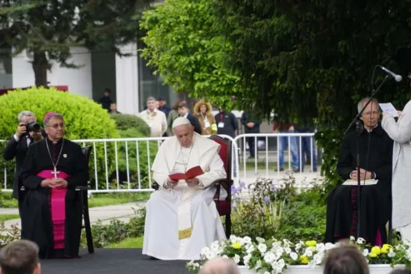 Papa Francesco e il vescovo Stojanov durante il viaggio del Papa a Skopje, 7 maggio 2019 / AG / ACI Group