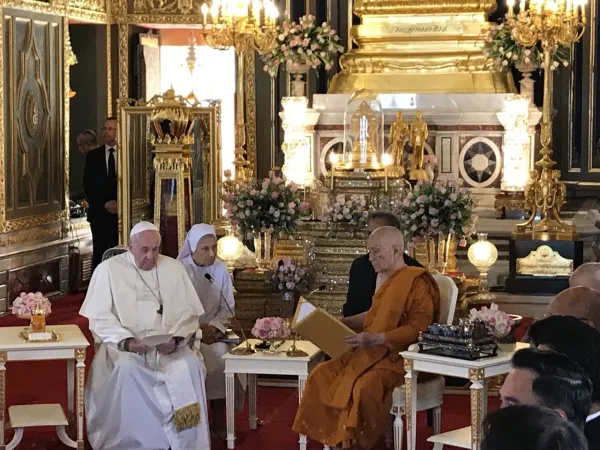 Papa Francesco con il Patriarca dei Buddisti thailandesi |  | Papal Flight Press Pool