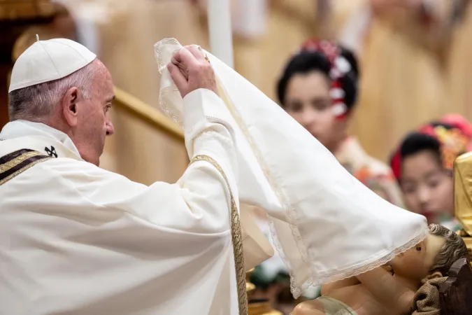 Papa Francesco scopre il Bambino Gesù nella Basilica Vaticana |  | Daniel Ibanez CNA