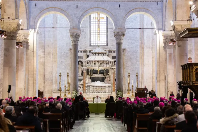 Papa Francesco nella Basilica di San Nicola a Bari |  | Daniel Ibanez CNA