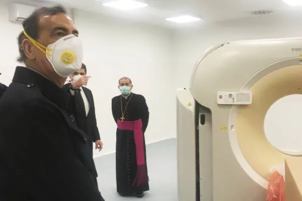 L'arcivescovo Delpini mentre visita i locali dell'ospedale Covid 19 , allestito nei padiglioni 1 e 2 della Fiera di Milano / Chiesa di Milano