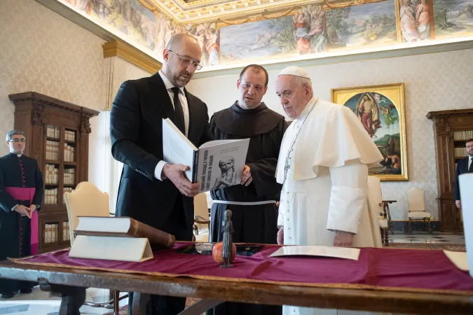 Papa Francesco e il premier ucraino Shmyhal | Vatican Media / Aci Group