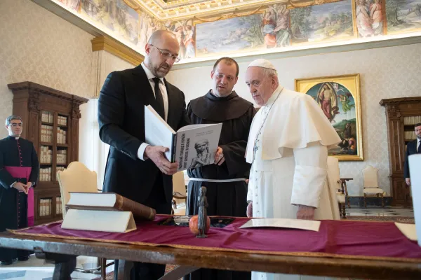 Papa Francesco e il premier ucraino Shmyhal / Vatican Media / Aci Group