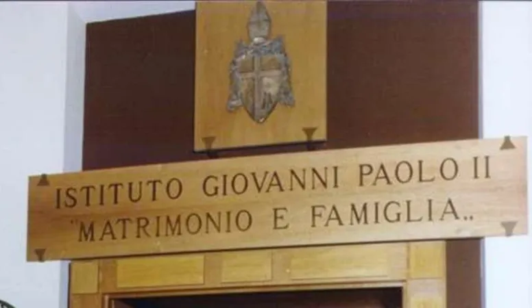 L'ingresso dell'Istituto Giovanni Paolo II su Matrimonio e Famiglia  | PD