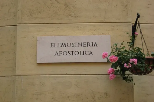 L'ingresso della Elemosineria Apostolica / Vatican Media 