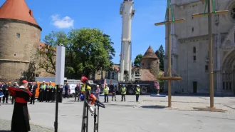 Zagabria, comincia la ricostruzione.  Poste le croci provvisorie del campanile