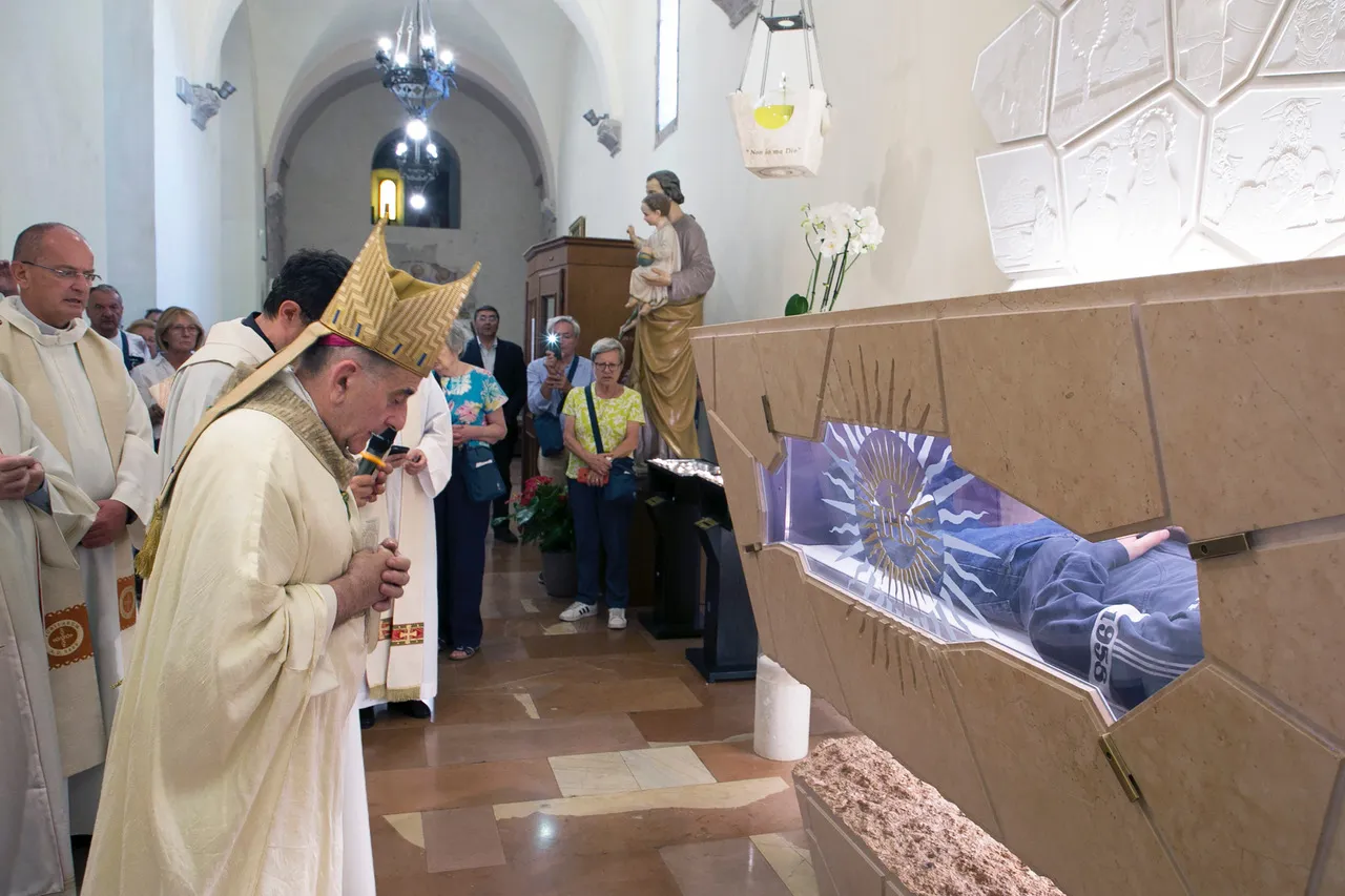 L'Arcivescovo di Milano prega davanti alla tomba di Carlo Acutis