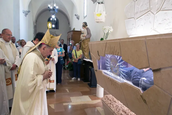 L'Arcivescovo di Milano prega davanti alla tomba di Carlo Acutis |  | Chiesa di Milano
