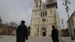 Il Cardinale Bozanic davanti la cattedrale dell'Assunta, la cui torre è crollata sulla Curia Arcivescovile / Petar Belina/IKA - Arcidiocesi di Zagabria