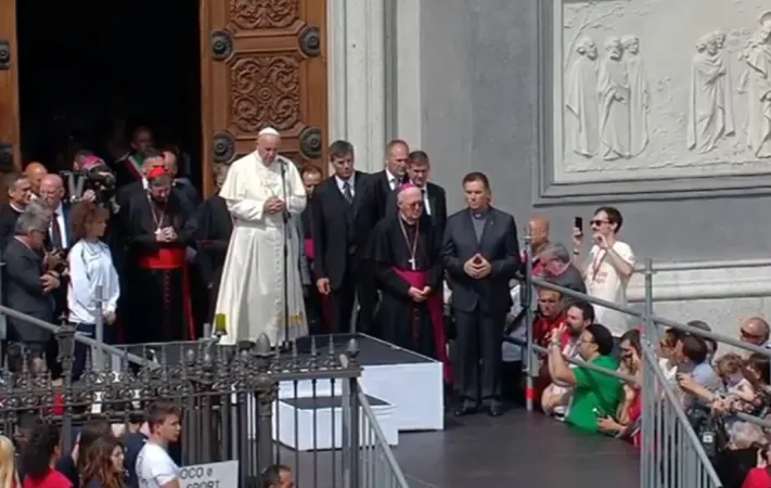 Il Papa sulla porta della Basilica di Santa Maria ausiliatrice  |  | CTV