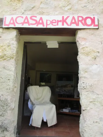 La Casa per Karol | L'ingresso del centro di documentazione "La casa per Karol"  | Associazione Culturale San Pietro alla Ienca