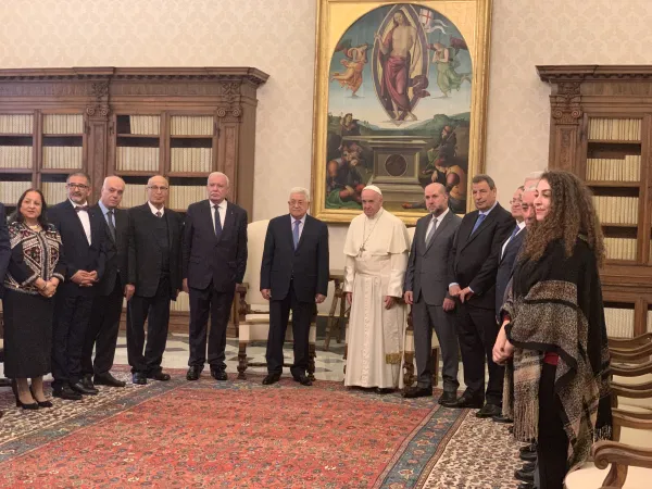 Papa Francesco e il presidente Mahmoud Abbas | Papa Francesco, il presidente Mahmoud Abbas e il seguito al termine dell'udienza, Palazzo Apostolico vaticano, 3 dicembre 2018 | Pool AIGAV
