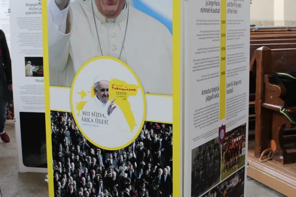 Il pannello introduttivo della mostra su Papa Francesco a Tallinn / Amministrazione Apostolica di Tallinn