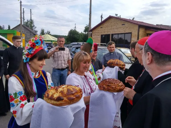 Il Cardinale Sandri in Ucraina | Il Cardinale Sandri, accompagnato dal Nunzio Claudio Gugerotti, riceve in omaggio del pane tipico ucraino | Congregazione delle Chiese Orientali