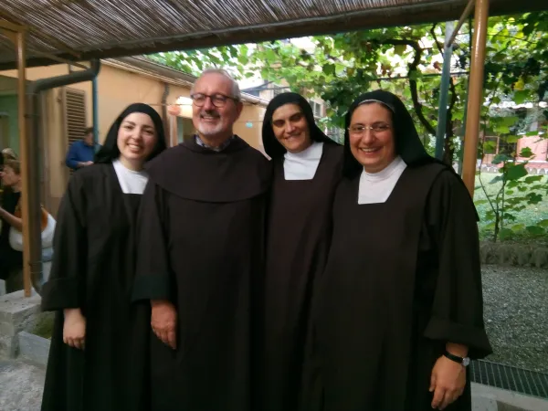 Padre Angelo Lanfranchi con alcune consorelle carmelitane  |  | www.carmelitane.com