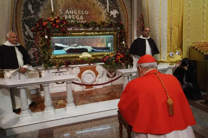 Cardinale Sandri ad Acri | Il Cardinale Leonardo Sandri in preghiera di fronte la tomba di Sant'Angelo d'Acri | Congregazione Chiese Orientali