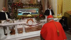 Il Cardinale Leonardo Sandri in preghiera di fronte la tomba di Sant'Angelo d'Acri / Congregazione Chiese Orientali