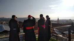 Il Cardinale Sandri guarda Gerusalemme dal tetto di una delle strutture della Custodia di Terrasanta  / Congregazione delle Chiese Orientali