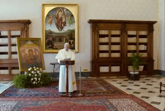 Papa Francesco durante un Angelus nella  Biblioteca nel Palazzo Apostolico Vaticano | Vatican Media / ACI Group