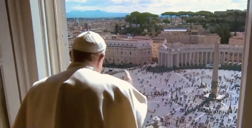 Papa Francesco si affaccia a benedire  |  | Vatican Media 