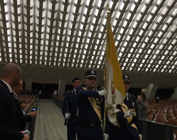 La bandiera pontificia arriva in Aula Nervi |  | AA