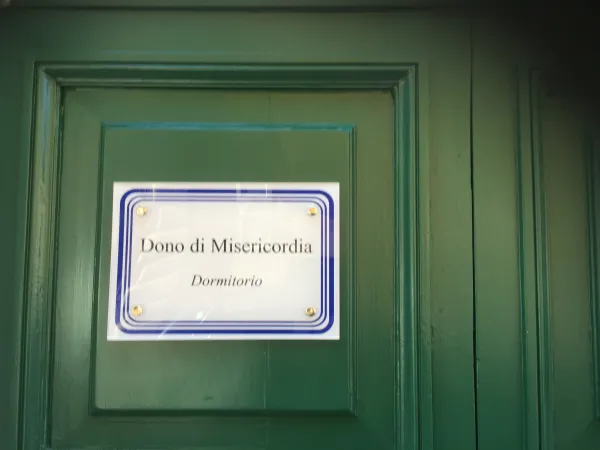 La porta esterna della Casa Dono di Misericordia |  | Angela Ambrogetti