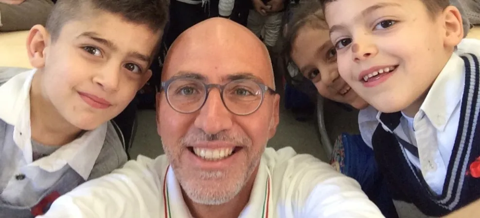 Alessandro Monteduro con i bambini di Erbil |  | ACS