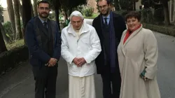 Lo staff di ACI Stampa incontra il Papa emerito Benedetto XVI / GG