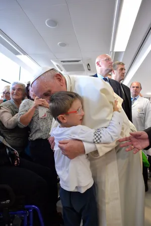 Papa Francesco in visita al Santa Lucia |  | L'OSSERVATORE ROMANO - ACI GROUP