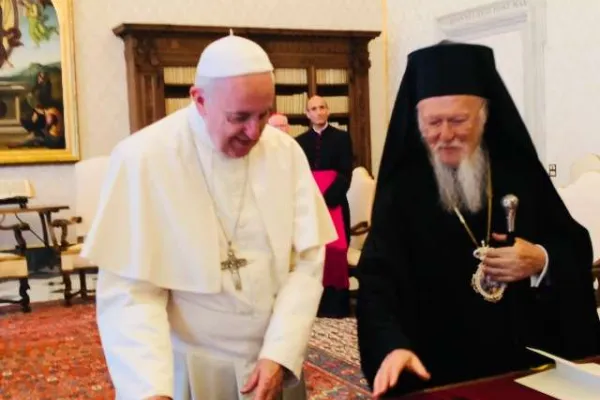 Papa Francesco e Bartolomeo durante l'incontro in Vaticano del 26 maggio 2018 / Vatican Pool