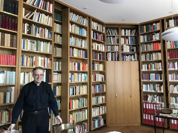 Talbach, la biblioteca del cardinale Leo Scheffczyk con Padre Johanned Nebel FSO che si occupa degli studi |  | AA