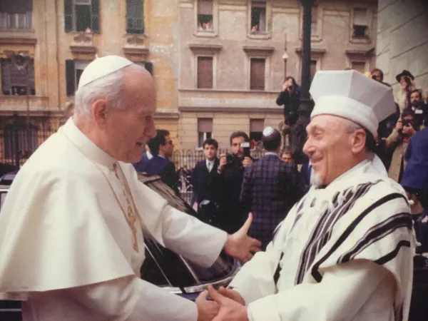 Lo storico abbraccio tra Giovanni Paolo II e Elio Toaff |  | Museo Ebraico di Roma