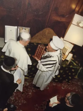 Un momento della visita di Giovanni Paolo II |  | Museo Ebraico di Roma