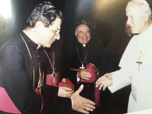  Giovanni Coppa con Giovanni Paolo II |  | Dal libro: "Rialza il povero dall'immondizia" ed LEV