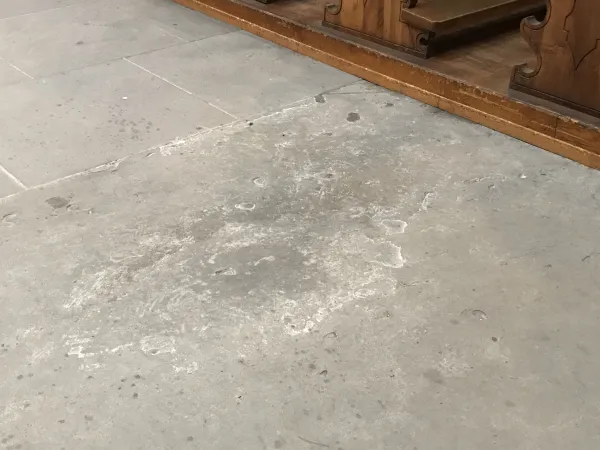 La macchia sul pavimento del duomo a Costanza tradizionalmente ricordo del rogo di Jan Hus |  | AA