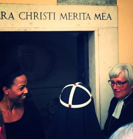 Alice Bah Kuhnke, Ante Jackelen, Madre Tekla davanti alla tomba di Santa Maria Elisabetta Hessleblad |  | AA