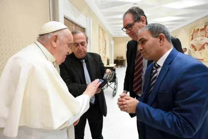 Il Papa con un israeliano e un palestinese che hanno perso due figlie |  | Vatican Media / ACI Group