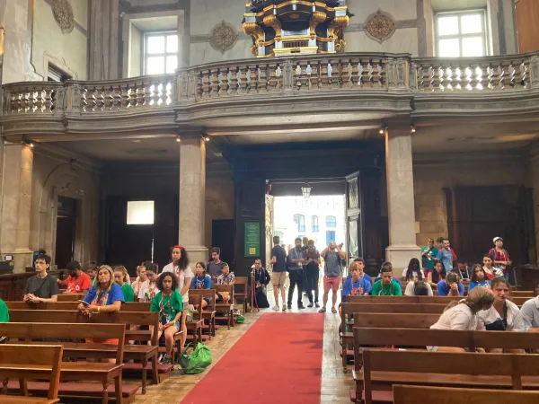Giovani che pregano in una chiesa di Lisbona |  | VG / ACI stampa