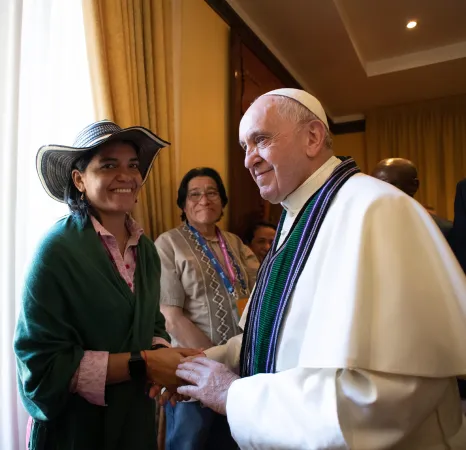 Papa Francesco saluta un gruppo di rappresentanti delle popolazioni indigene | Papa Francesco saluta un gruppo di rappresentanti delle popolazioni indigene | Vatican Media