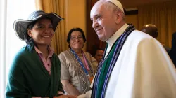 Papa Francesco saluta un gruppo di rappresentanti delle popolazioni indigene / Vatican Media