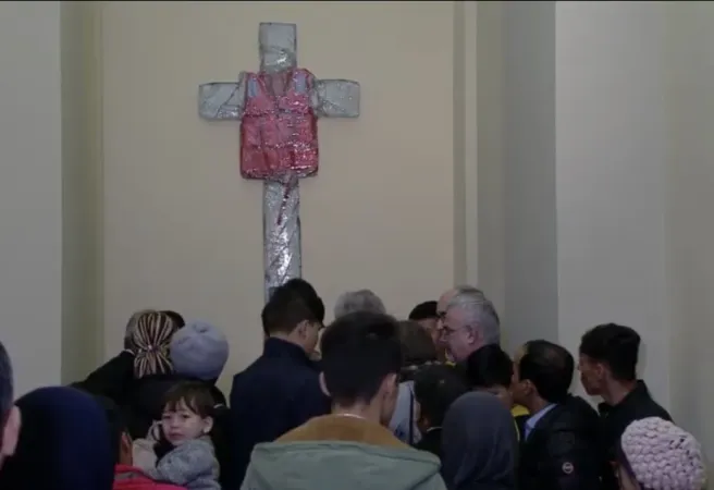 La croce collocata in Vaticano in ricordo di migranti e rifugiati  |  | Vatican Media / ACI Group