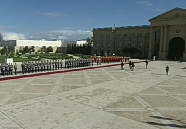Il Papa e il Presidente azero davanti al Palazzo presidenziale  |  | CTV