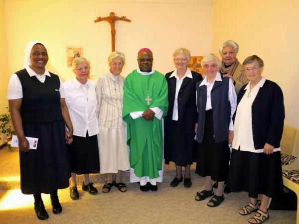 Abel Gabuza | Il vescovo Abel Gabuza, al centro, al termine di una celebrazione con le religiose della diocesi di Kimberley, Sudafrica | omi-bfn.blogspot.it