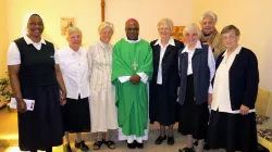 Il vescovo Abel Gabuza, al centro, al termine di una celebrazione con le religiose della diocesi di Kimberley, Sudafrica / omi-bfn.blogspot.it