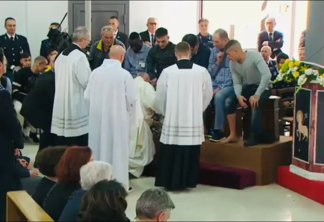 Il Papa lava i piedi ai detenuti di Velletri |  | Vatican Media / ACI Group