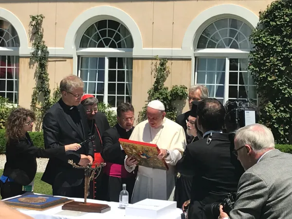 Papa Francesco, scambio doni a Bossey | Un momento dello scambio dei doni al termine del pranzo a Bossey  | AG / ACI Group