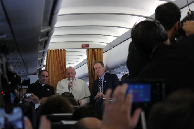 Il Papa in aereo con i giornalisti |  | AA