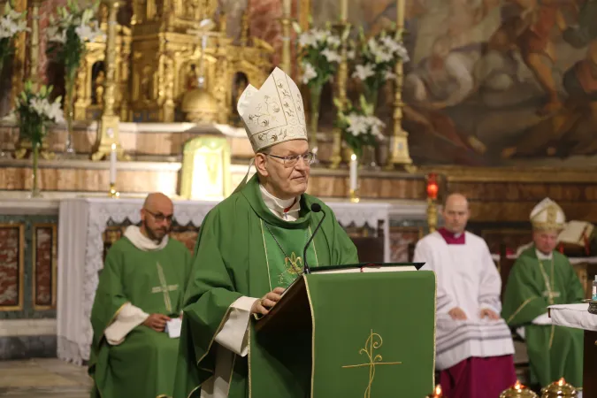 Cardinale Péter Erdő | Il Cardinale Péter Erdő, arcivescovo di Esztergom – Budapest, durante la messa di presa possesso del titolo di Santa Maria Nova, Roma, 3 luglio 2023 | Adi Zace / ACI Group