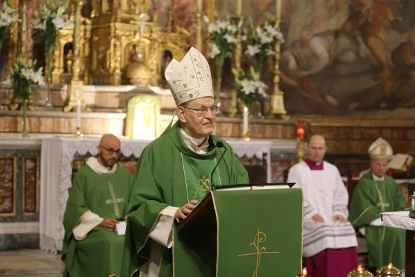 Il Cardinale Péter Erdő, arcivescovo di Esztergom – Budapest, durante la messa di presa possesso del titolo di Santa Maria Nova, Roma, 3 luglio 2023 / Adi Zace / ACI Group
