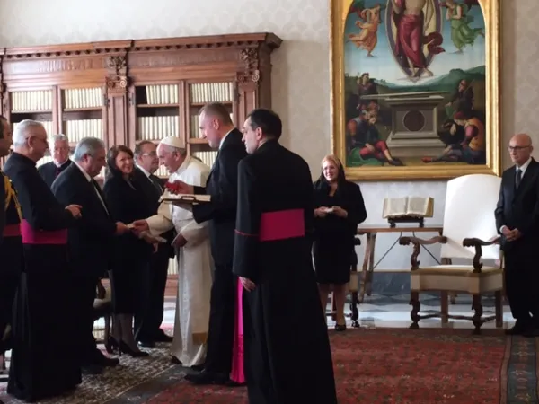 Il Papa consegna medaglie e rosari al seguito del Presidente  |  | AA